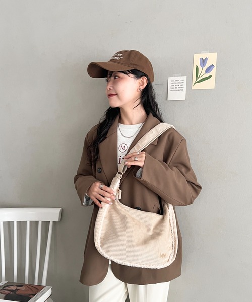 Lee(リー)の「Lee.ボアポケット コーデュロイショルダーバッグ.A4対応 ユニセックス(ショルダーバッグ・レディース・グレイッシュベージュ/ベージュ/ダークブラウン/ブラック・FREE)」の9枚目の写真