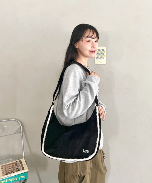 Lee(リー)の「Lee.ボアポケット コーデュロイショルダーバッグ.A4対応 ユニセックス(ショルダーバッグ・レディース・グレイッシュベージュ/ベージュ/ダークブラウン/ブラック・FREE)」の21枚目の写真