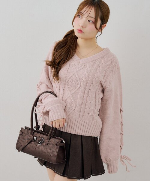 continuer de NICE CLAUP(コンティニューデナイスクラップ)の「袖レースアップモールニット(ニット/セーター・レディース・ブラック/オフホワイト/ピンク/ボルドー・FREE)」の3枚目の写真