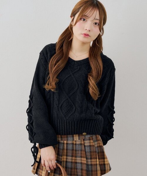 continuer de NICE CLAUP(コンティニューデナイスクラップ)の「袖レースアップモールニット(ニット/セーター・レディース・ブラック/オフホワイト/ピンク/ボルドー・FREE)」の2枚目の写真
