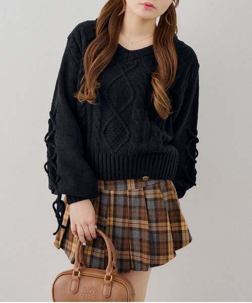 continuer de NICE CLAUP(コンティニューデナイスクラップ)の「袖レースアップモールニット(ニット/セーター・レディース・ブラック/オフホワイト/ピンク/ボルドー・FREE)」の10枚目の写真