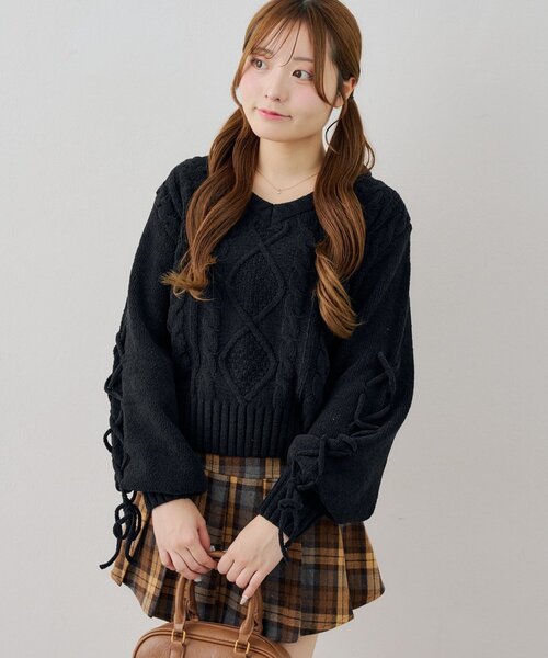 continuer de NICE CLAUP(コンティニューデナイスクラップ)の「袖レースアップモールニット(ニット/セーター・レディース・ブラック/オフホワイト/ピンク/ボルドー・FREE)」の11枚目の写真