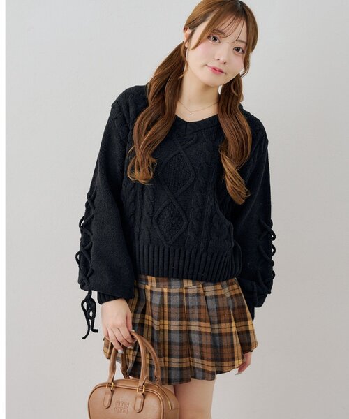 continuer de NICE CLAUP(コンティニューデナイスクラップ)の「袖レースアップモールニット(ニット/セーター・レディース・ブラック/オフホワイト/ピンク/ボルドー・FREE)」の12枚目の写真