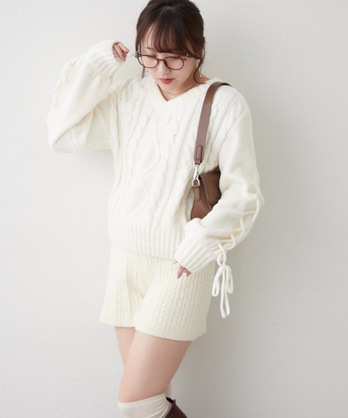 continuer de NICE CLAUP(コンティニューデナイスクラップ)の「袖レースアップモールニット(ニット/セーター・レディース・ブラック/オフホワイト/ピンク/ボルドー・FREE)」の22枚目の写真