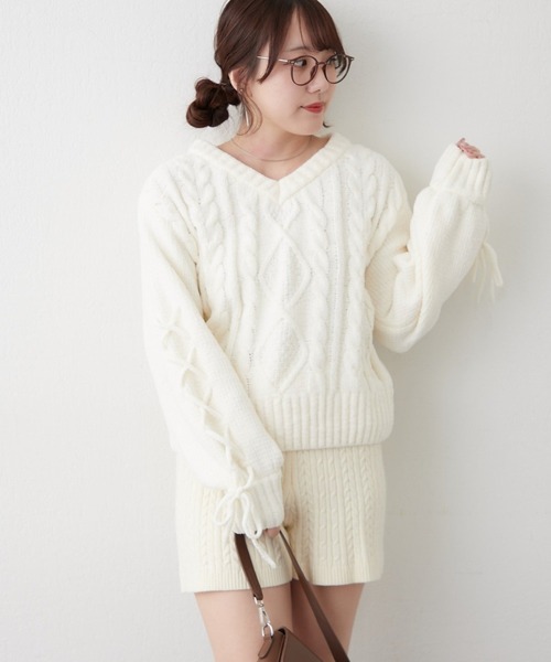 continuer de NICE CLAUP(コンティニューデナイスクラップ)の「袖レースアップモールニット(ニット/セーター・レディース・ブラック/オフホワイト/ピンク/ボルドー・FREE)」の21枚目の写真