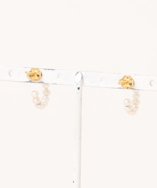 A.en（エイエン ）の「【CHAN LUU】PETITE WHITE PEARL EARRINGS（ピアス（両耳用）・レディース・ホワイト・ONE SIZE）」の2枚目の写真