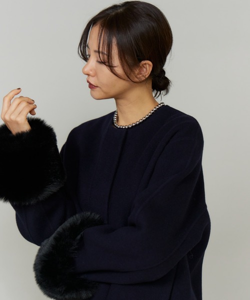 LE SOUK(ルスーク)の「ファー付きクルーネックリバーコート(ノーカラーコート・レディース・ネイビー/パープル・9号)」の17枚目の写真