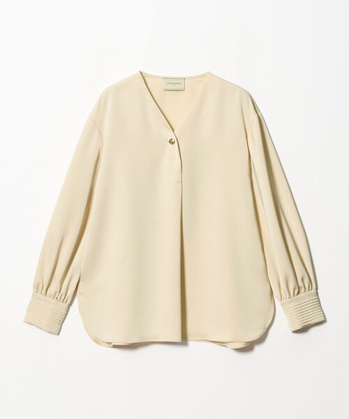 UNITED ARROWS(ユナイテッドアローズ)の「サテン ラウンド Vネック ブラウス(シャツ/ブラウス・レディース・ベージュ/オフホワイト/ネイビー・FREE)」の1枚目の写真