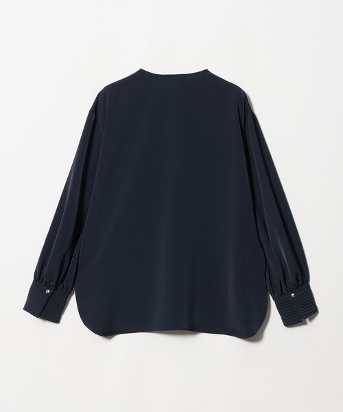 UNITED ARROWS(ユナイテッドアローズ)の「サテン ラウンド Vネック ブラウス(シャツ/ブラウス・レディース・ベージュ/オフホワイト/ネイビー・FREE)」の4枚目の写真