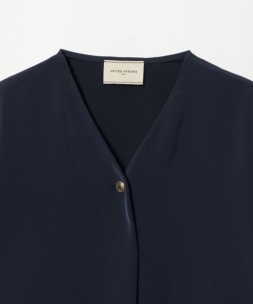 UNITED ARROWS(ユナイテッドアローズ)の「サテン ラウンド Vネック ブラウス(シャツ/ブラウス・レディース・ベージュ/オフホワイト/ネイビー・FREE)」の5枚目の写真