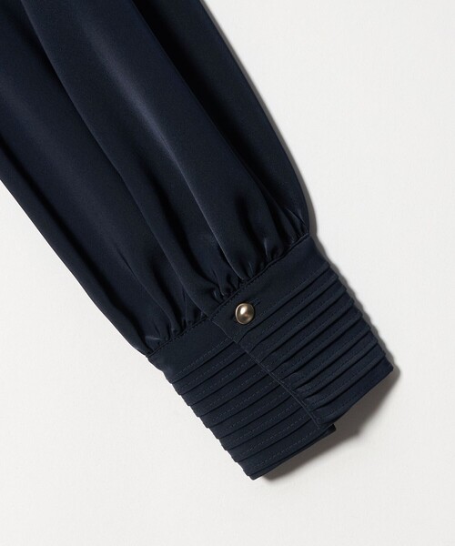 UNITED ARROWS(ユナイテッドアローズ)の「サテン ラウンド Vネック ブラウス(シャツ/ブラウス・レディース・ベージュ/オフホワイト/ネイビー・FREE)」の6枚目の写真