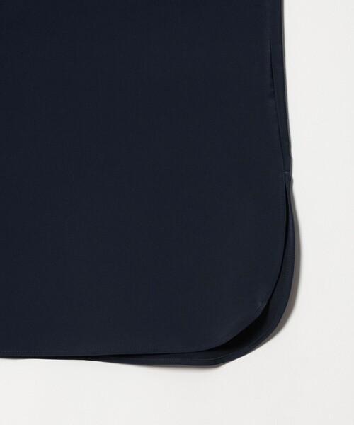 UNITED ARROWS(ユナイテッドアローズ)の「サテン ラウンド Vネック ブラウス(シャツ/ブラウス・レディース・ベージュ/オフホワイト/ネイビー・FREE)」の7枚目の写真