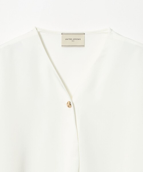 UNITED ARROWS(ユナイテッドアローズ)の「サテン ラウンド Vネック ブラウス(シャツ/ブラウス・レディース・ベージュ/オフホワイト/ネイビー・FREE)」の10枚目の写真