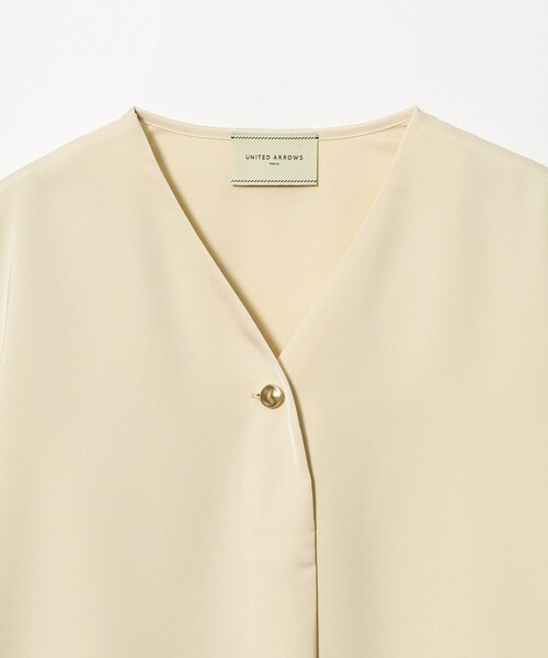 UNITED ARROWS(ユナイテッドアローズ)の「サテン ラウンド Vネック ブラウス(シャツ/ブラウス・レディース・ベージュ/オフホワイト/ネイビー・FREE)」の12枚目の写真
