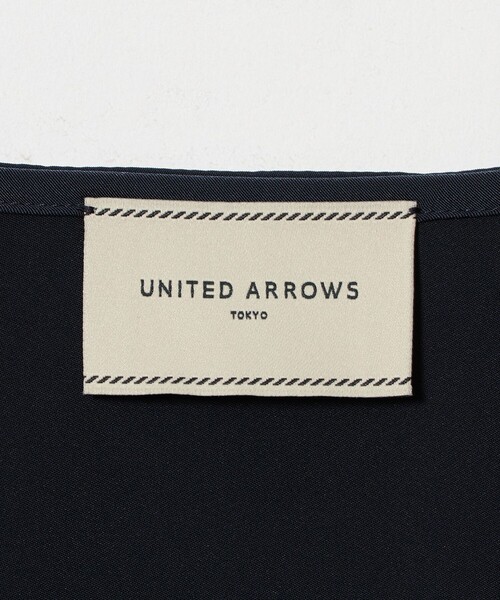 UNITED ARROWS(ユナイテッドアローズ)の「サテン ラウンド Vネック ブラウス(シャツ/ブラウス・レディース・ベージュ/オフホワイト/ネイビー・FREE)」の14枚目の写真