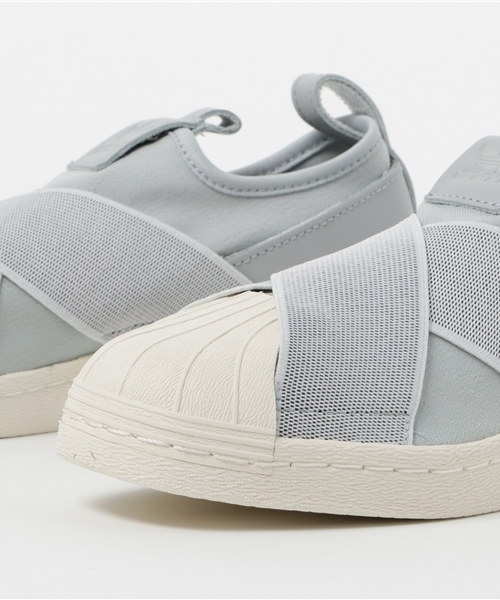 adidas（アディダス）の「オリジナルス スーパースター スリッポン [SUPERSTAR SlipOn W]（スリッポン・レディース・グレー/ブルー・26.0cm/23.0cm/23.5cm/24.0cm/22.5cm/27.0cm/25.0cm/28.0cm/24.5cm/22.0cm/26.5cm/27.5cm/25.5cm）」の6枚目の写真