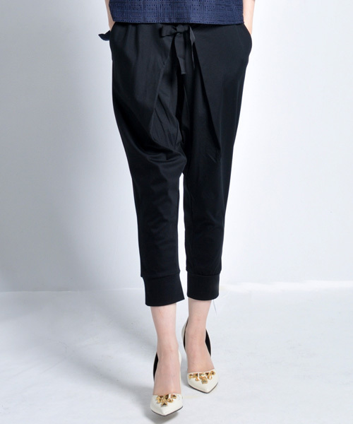 AVIE（アビィ）の「サルエルテーパードパンツ（その他パンツ・レディース・グレー/ブラック・38）」の2枚目の写真