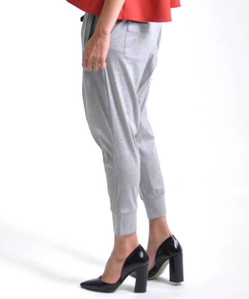 AVIE（アビィ）の「サルエルテーパードパンツ（その他パンツ・レディース・グレー/ブラック・38）」の3枚目の写真