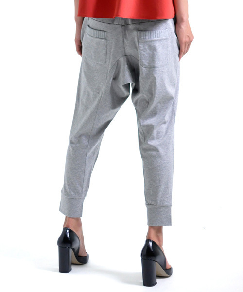 AVIE（アビィ）の「サルエルテーパードパンツ（その他パンツ・レディース・グレー/ブラック・38）」の4枚目の写真