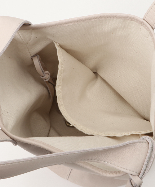 liflattie ships（リフラティ シップス）の「MARINEDAY（マリンデイ） ソフト レザー タッセル バッグ（ハンドバッグ・レディース・キャメル/ナチュラル・ONE SIZE）」の7枚目の写真