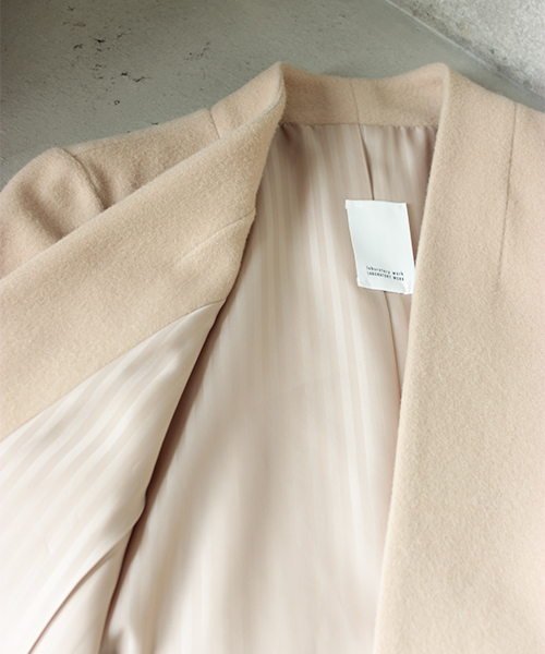 laboratory work(ラボラトリーワーク)の「【JAPAN QUALITY】ノーカラーチェスターコート(チェスターコート・レディース・ブラック/杢グレー/グレイッシュブルー/キャメル/ライトグレー・MEDIUM/SMALL)」の21枚目の写真