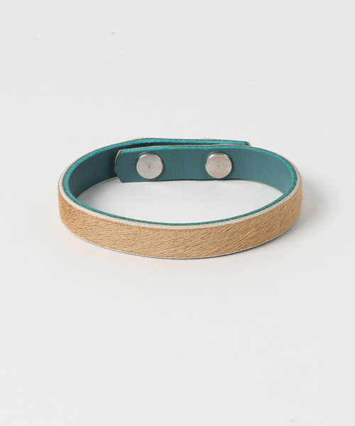 PAPILLONNER（パピヨネ）の「カーフヘアーギボシブレス（ブレスレット・レディース・ブラック/ベージュ/レッド/ブラウン・FREE）」の3枚目の写真