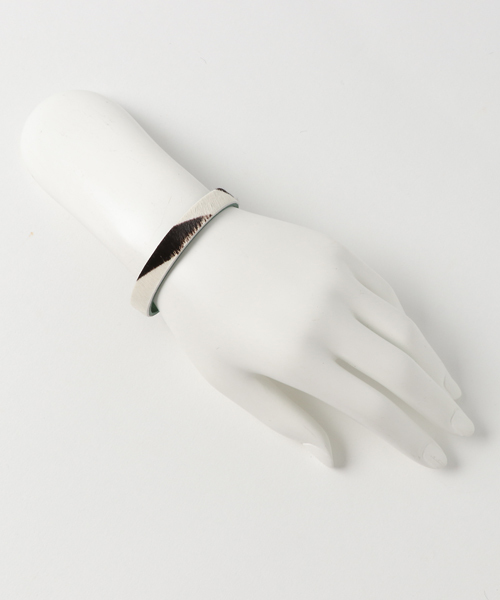 PAPILLONNER（パピヨネ）の「カーフヘアーギボシブレス（ブレスレット・レディース・ブラック/ベージュ/レッド/ブラウン・FREE）」の9枚目の写真