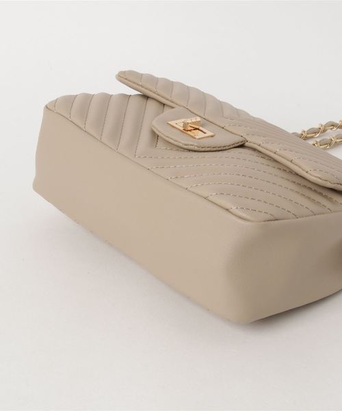 natural couture（ナチュラルクチュール）の「キルティングチェーンバッグ（ショルダーバッグ・レディース・ブラック/ベージュ・FREE）」の4枚目の写真