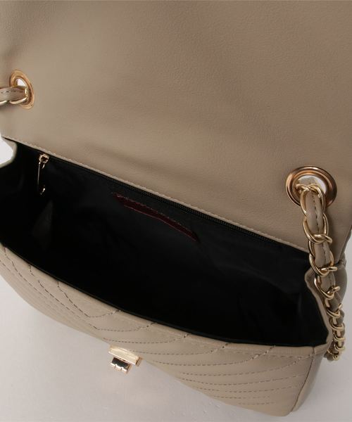 natural couture（ナチュラルクチュール）の「キルティングチェーンバッグ（ショルダーバッグ・レディース・ブラック/ベージュ・FREE）」の5枚目の写真