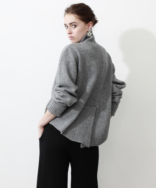 STUDIOUS（ステュディオス）の「【STUDIOUS】ハイネック バックシャン ニット（ニット/セーター・レディース・ベージュ/ネイビー/グレー・FREE）」の2枚目の写真