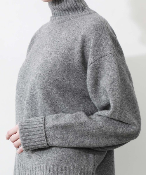 STUDIOUS（ステュディオス）の「【STUDIOUS】ハイネック バックシャン ニット（ニット/セーター・レディース・ベージュ/ネイビー/グレー・FREE）」の6枚目の写真