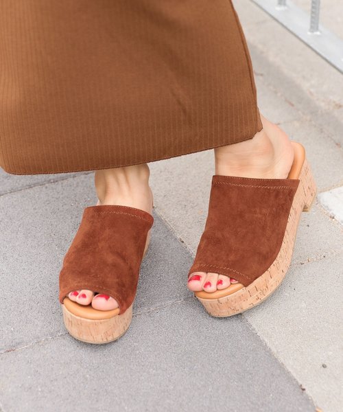 niko and...（ニコアンド）の「オリジナルフェイクスエードコルクサンダル（サンダル・レディース・ベージュ/ブラウン/チャコール・SMALL/MEDIUM/LARGE）」の3枚目の写真