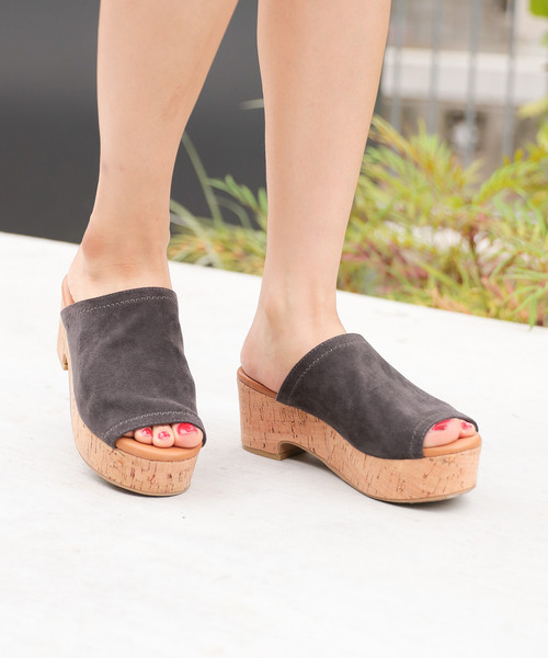 niko and...（ニコアンド）の「オリジナルフェイクスエードコルクサンダル（サンダル・レディース・ベージュ/ブラウン/チャコール・SMALL/MEDIUM/LARGE）」の2枚目の写真