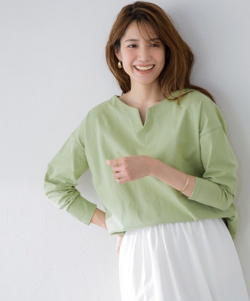 Pierrot(ピエロ)の「綿100%キーネック長袖カットソー ロンT(Tシャツ/カットソー・レディース・チャコール/オフホワイト/ブラック/ネイビー/ベージュ系その他/グリーン系その他・M/L)」の6枚目の写真