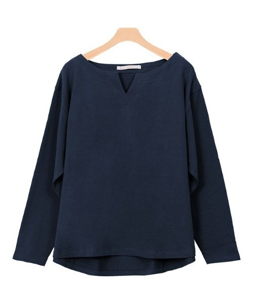 Pierrot(ピエロ)の「綿100%キーネック長袖カットソー ロンT(Tシャツ/カットソー・レディース・チャコール/オフホワイト/ブラック/ネイビー/ベージュ系その他/グリーン系その他・M/L)」の2枚目の写真
