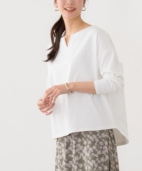 Pierrot(ピエロ)の「綿100%キーネック長袖カットソー ロンT(Tシャツ/カットソー・レディース・チャコール/オフホワイト/ブラック/ネイビー/ベージュ系その他/グリーン系その他・M/L)」の3枚目の写真