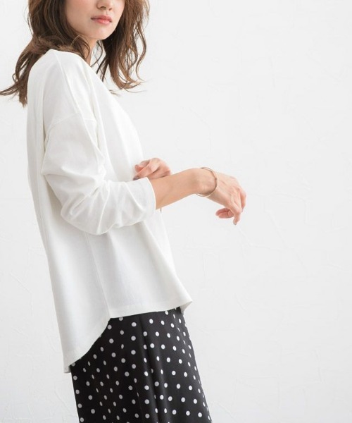 Pierrot(ピエロ)の「綿100%キーネック長袖カットソー ロンT(Tシャツ/カットソー・レディース・チャコール/オフホワイト/ブラック/ネイビー/ベージュ系その他/グリーン系その他・M/L)」の11枚目の写真