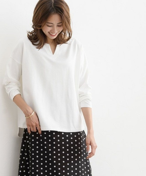 Pierrot(ピエロ)の「綿100%キーネック長袖カットソー ロンT(Tシャツ/カットソー・レディース・チャコール/オフホワイト/ブラック/ネイビー/ベージュ系その他/グリーン系その他・M/L)」の10枚目の写真