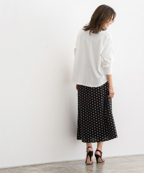 Pierrot(ピエロ)の「綿100%キーネック長袖カットソー ロンT(Tシャツ/カットソー・レディース・チャコール/オフホワイト/ブラック/ネイビー/ベージュ系その他/グリーン系その他・M/L)」の9枚目の写真