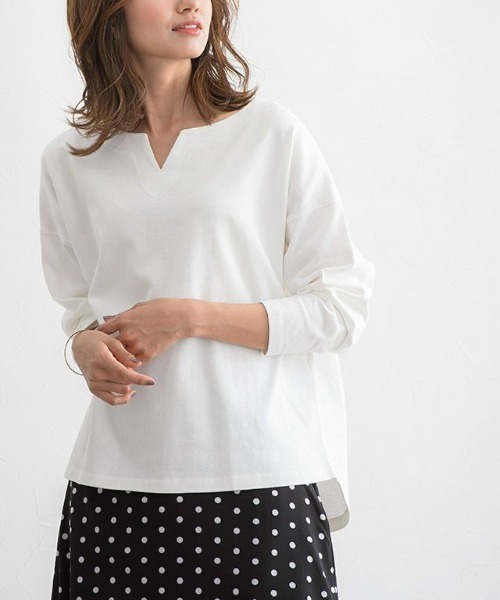 Pierrot(ピエロ)の「綿100%キーネック長袖カットソー ロンT(Tシャツ/カットソー・レディース・チャコール/オフホワイト/ブラック/ネイビー/ベージュ系その他/グリーン系その他・M/L)」の21枚目の写真