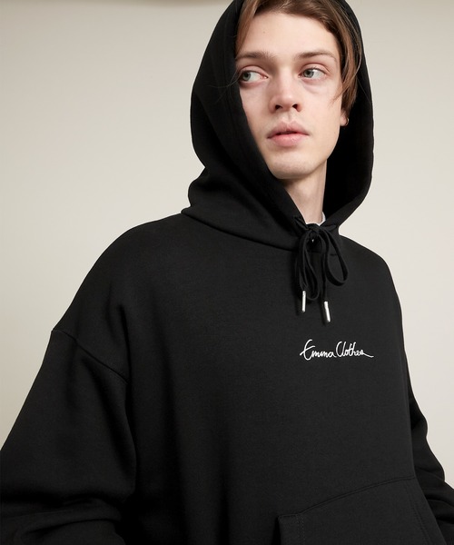 EMMA CLOTHES（エマクローズ）の「ビッグシルエット裏起毛ヨークドローコードデザイン ロゴ刺繍プルオーバーパーカー(EMMA CLOTHES)（パーカー・メンズ・グレイッシュベージュ/ブラウン系その他/ブラック・FREE）」の19枚目の写真