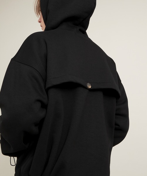 EMMA CLOTHES（エマクローズ）の「ビッグシルエット裏起毛ヨークドローコードデザイン ロゴ刺繍プルオーバーパーカー(EMMA CLOTHES)（パーカー・メンズ・グレイッシュベージュ/ブラウン系その他/ブラック・FREE）」の4枚目の写真