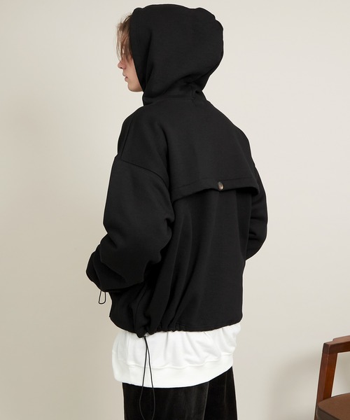 EMMA CLOTHES（エマクローズ）の「ビッグシルエット裏起毛ヨークドローコードデザイン ロゴ刺繍プルオーバーパーカー(EMMA CLOTHES)（パーカー・メンズ・グレイッシュベージュ/ブラウン系その他/ブラック・FREE）」の6枚目の写真