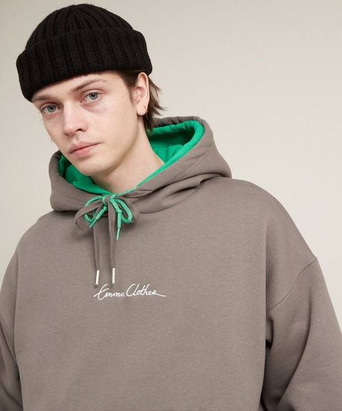EMMA CLOTHES（エマクローズ）の「ビッグシルエット裏起毛ヨークドローコードデザイン ロゴ刺繍プルオーバーパーカー(EMMA CLOTHES)（パーカー・メンズ・グレイッシュベージュ/ブラウン系その他/ブラック・FREE）」の7枚目の写真