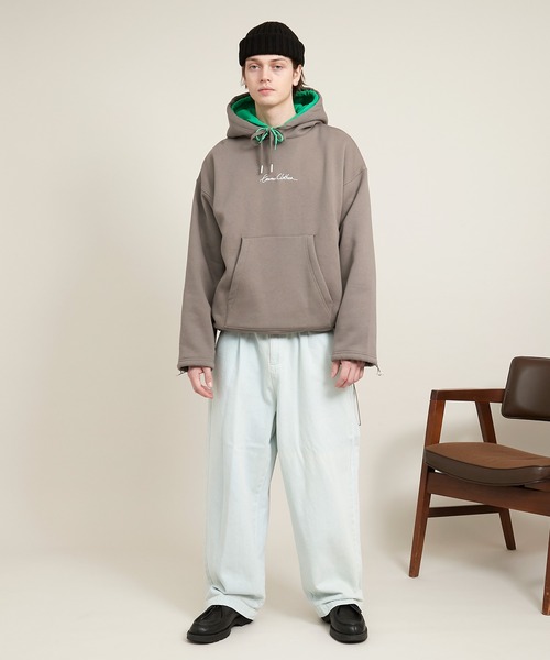 EMMA CLOTHES（エマクローズ）の「ビッグシルエット裏起毛ヨークドローコードデザイン ロゴ刺繍プルオーバーパーカー(EMMA CLOTHES)（パーカー・メンズ・グレイッシュベージュ/ブラウン系その他/ブラック・FREE）」の8枚目の写真