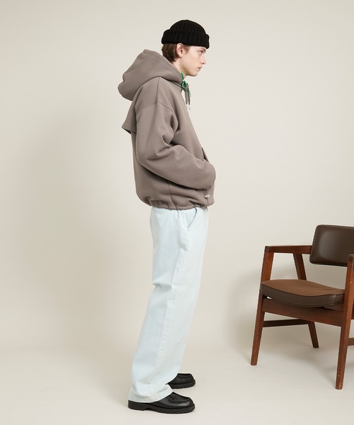 EMMA CLOTHES（エマクローズ）の「ビッグシルエット裏起毛ヨークドローコードデザイン ロゴ刺繍プルオーバーパーカー(EMMA CLOTHES)（パーカー・メンズ・グレイッシュベージュ/ブラウン系その他/ブラック・FREE）」の9枚目の写真