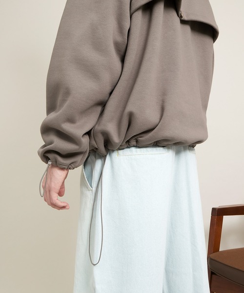 EMMA CLOTHES（エマクローズ）の「ビッグシルエット裏起毛ヨークドローコードデザイン ロゴ刺繍プルオーバーパーカー(EMMA CLOTHES)（パーカー・メンズ・グレイッシュベージュ/ブラウン系その他/ブラック・FREE）」の10枚目の写真