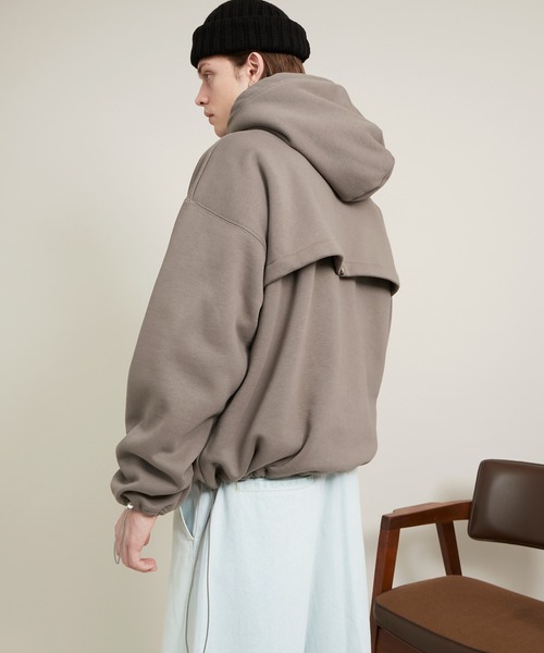 EMMA CLOTHES（エマクローズ）の「ビッグシルエット裏起毛ヨークドローコードデザイン ロゴ刺繍プルオーバーパーカー(EMMA CLOTHES)（パーカー・メンズ・グレイッシュベージュ/ブラウン系その他/ブラック・FREE）」の11枚目の写真