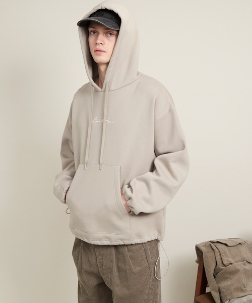 EMMA CLOTHES（エマクローズ）の「ビッグシルエット裏起毛ヨークドローコードデザイン ロゴ刺繍プルオーバーパーカー(EMMA CLOTHES)（パーカー・メンズ・グレイッシュベージュ/ブラウン系その他/ブラック・FREE）」の12枚目の写真