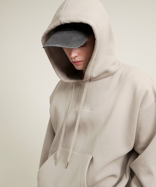 EMMA CLOTHES（エマクローズ）の「ビッグシルエット裏起毛ヨークドローコードデザイン ロゴ刺繍プルオーバーパーカー(EMMA CLOTHES)（パーカー・メンズ・グレイッシュベージュ/ブラウン系その他/ブラック・FREE）」の14枚目の写真